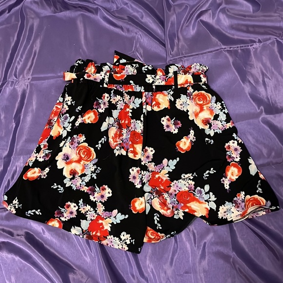 Lularoe Paperbag Waist Floral Dress Shorts with Pockets - Picture 4 of 4